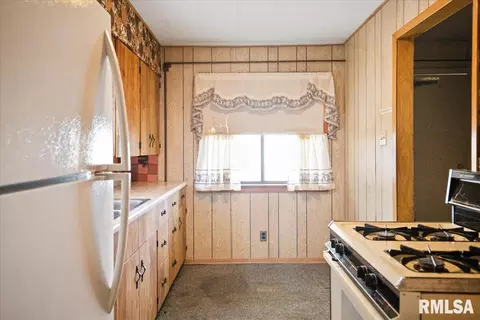 Kitchen - 2373 E Kys, Springfield, IL 62702 photo 1 of 3