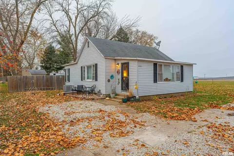 400 N Logan St, New Holland, IL 62671