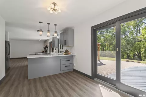 Kitchen - 2 Beacon Ridge Dr, Springfield, IL 62711 photo 7 of 9