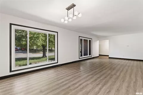 Living - 2 Beacon Ridge Dr, Springfield, IL 62711 photo 4 of 7