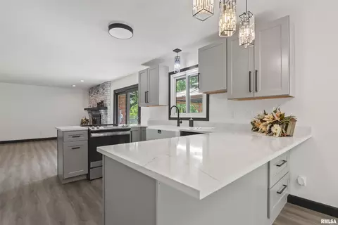 Kitchen - 2 Beacon Ridge Dr, Springfield, IL 62711 photo 4 of 9