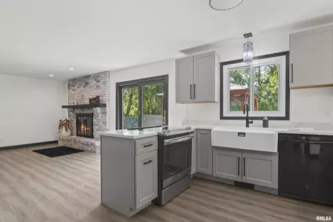Kitchen - 2 Beacon Ridge Dr, Springfield, IL 62711 photo 3 of 9