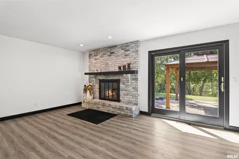 Living - 2 Beacon Ridge Dr, Springfield, IL 62711 photo 6 of 7