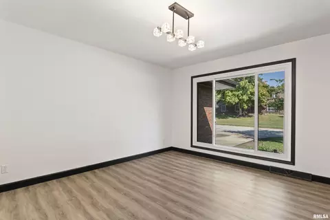Living - 2 Beacon Ridge Dr, Springfield, IL 62711 photo 5 of 7