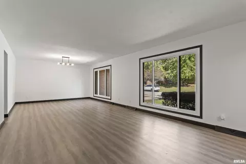 Living - 2 Beacon Ridge Dr, Springfield, IL 62711 photo 2 of 7