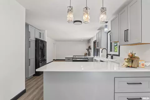 Kitchen - 2 Beacon Ridge Dr, Springfield, IL 62711 photo 5 of 9