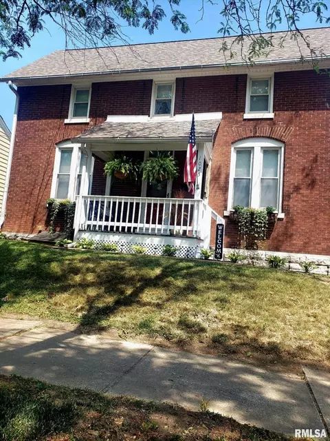 1025 S 11th St, Quincy, IL 62301