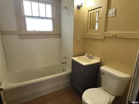 Bath - 1909 E Cedar St, Springfield, IL 62703 photo 1 of 1