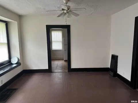 Living - 1909 E Cedar St, Springfield, IL 62703 photo 4 of 5