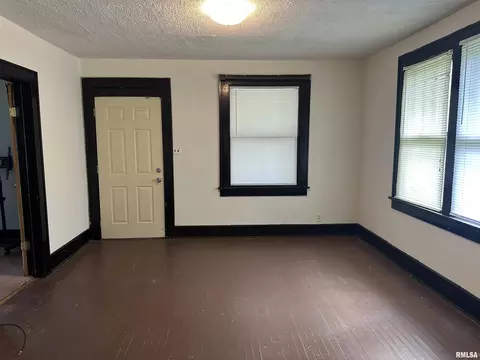 Living - 1909 E Cedar St, Springfield, IL 62703 photo 3 of 5