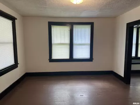 Living - 1909 E Cedar St, Springfield, IL 62703 photo 2 of 5