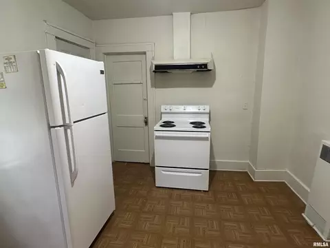 Kitchen - 1909 E Cedar St, Springfield, IL 62703 photo 2 of 3