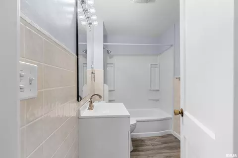 Bath - 1820 N 19th St, Springfield, IL 62702 photo 1 of 2