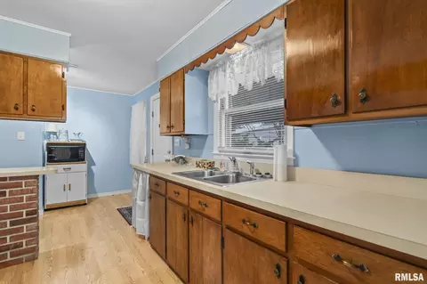Kitchen - 1527 Chalmers Ave, Springfield, IL 62703 photo 2 of 4