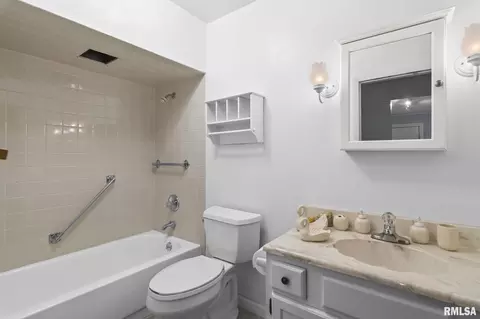 Bath - 1527 Chalmers Ave, Springfield, IL 62703 photo 2 of 3