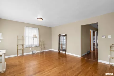 Living - 1527 Chalmers Ave, Springfield, IL 62703 photo 3 of 6