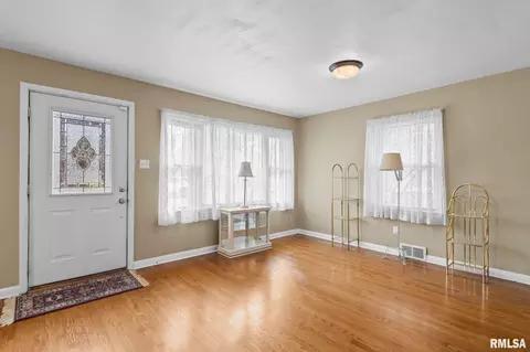 Living - 1527 Chalmers Ave, Springfield, IL 62703 photo 2 of 6