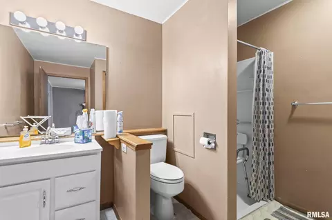 Bath - 1527 Chalmers Ave, Springfield, IL 62703 photo 3 of 3