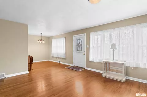 Living - 1527 Chalmers Ave, Springfield, IL 62703 photo 1 of 6