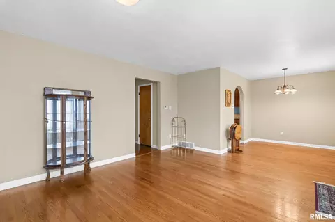 Living - 1527 Chalmers Ave, Springfield, IL 62703 photo 4 of 6