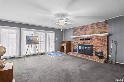 Living - 1527 Chalmers Ave, Springfield, IL 62703 photo 5 of 6