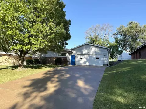 707 Edgewood Dr, Quincy, IL 62301