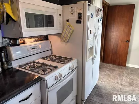 Kitchen - 2425 S State St, Springfield, IL 62704 photo 4 of 5