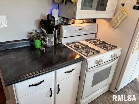 Kitchen - 2425 S State St, Springfield, IL 62704 photo 3 of 5