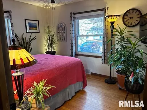 Bedroom - 2425 S State St, Springfield, IL 62704 photo 2 of 5