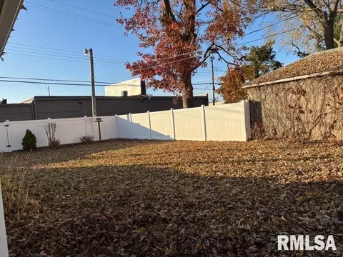 Exterior - 2425 S State St, Springfield, IL 62704 photo 2 of 4