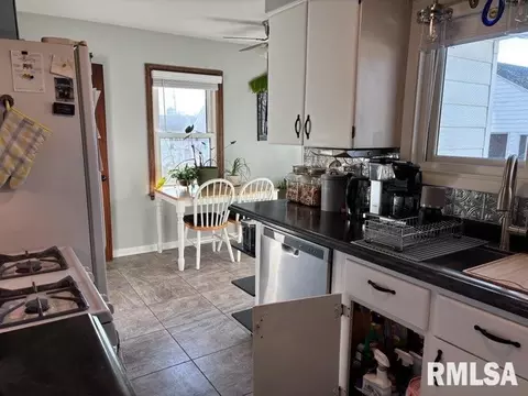 Kitchen - 2425 S State St, Springfield, IL 62704 photo 5 of 5