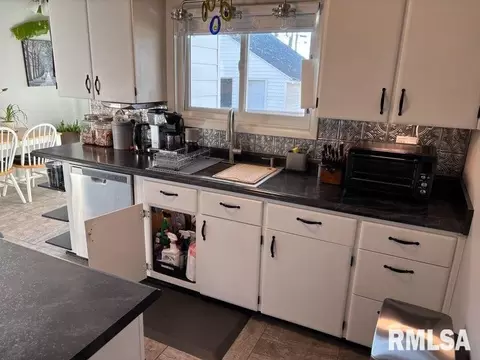 Kitchen - 2425 S State St, Springfield, IL 62704 photo 1 of 5