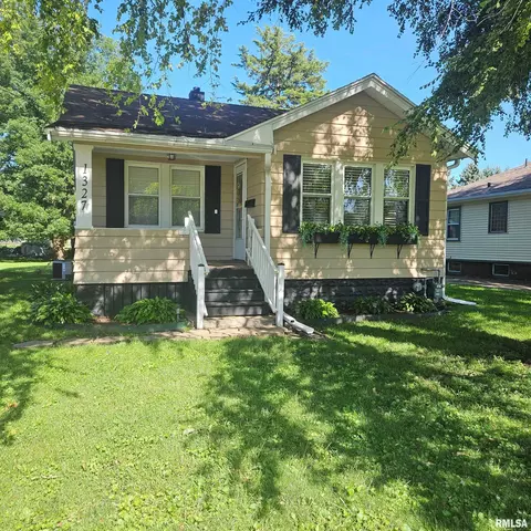 1327 Brown Ave, Galesburg, IL 61401