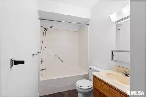 Bath - 2875 Taylor Ave, Springfield, IL 62703 photo 1 of 1