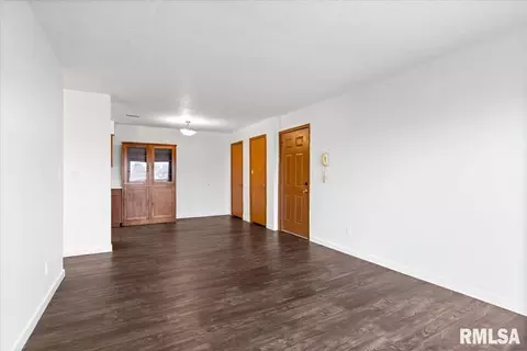 Living - 2875 Taylor Ave, Springfield, IL 62703 photo 1 of 2
