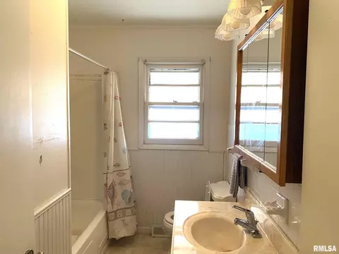 Bath - 2545 Burton Dr, Springfield, IL 62703 photo 1 of 1