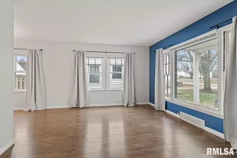 Living - 2914 S Park Ave, Springfield, IL 62704 photo 3 of 6