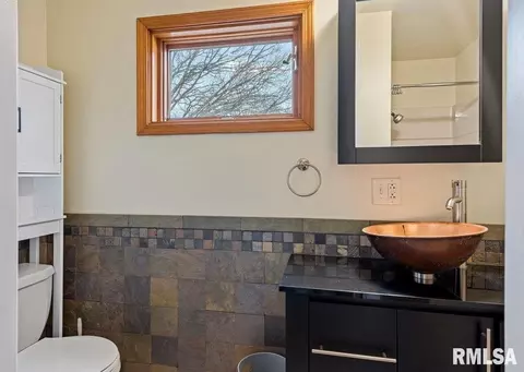 Bath - 2914 S Park Ave, Springfield, IL 62704 photo 3 of 3