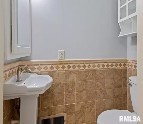 Bath - 2914 S Park Ave, Springfield, IL 62704 photo 1 of 3