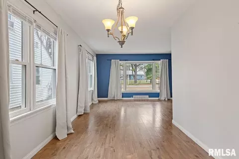 Living - 2914 S Park Ave, Springfield, IL 62704 photo 2 of 6
