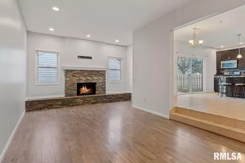 Living - 2914 S Park Ave, Springfield, IL 62704 photo 4 of 6
