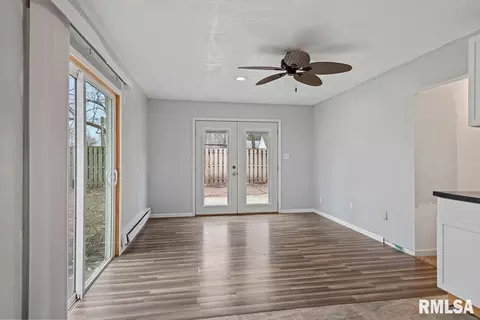 Living - 2914 S Park Ave, Springfield, IL 62704 photo 6 of 6