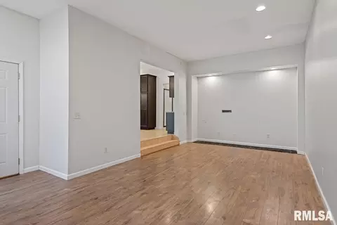 Living - 2914 S Park Ave, Springfield, IL 62704 photo 5 of 6
