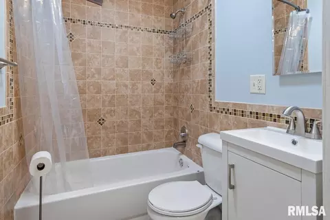 Bath - 2914 S Park Ave, Springfield, IL 62704 photo 2 of 3