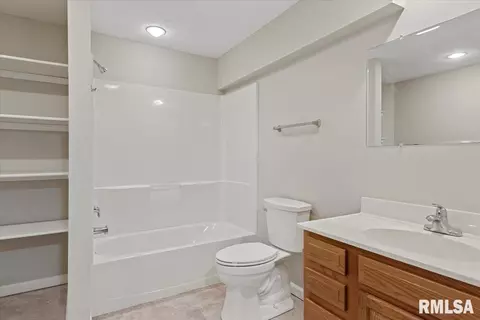 Bath - 4817 Greenbriar Dr, Springfield, IL 62711 photo 3 of 3