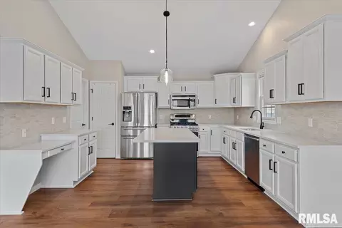 Kitchen - 4817 Greenbriar Dr, Springfield, IL 62711 photo 1 of 2