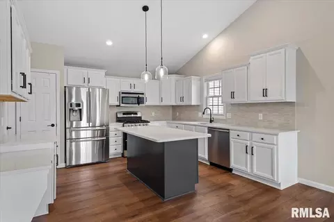 Kitchen - 4817 Greenbriar Dr, Springfield, IL 62711 photo 2 of 2