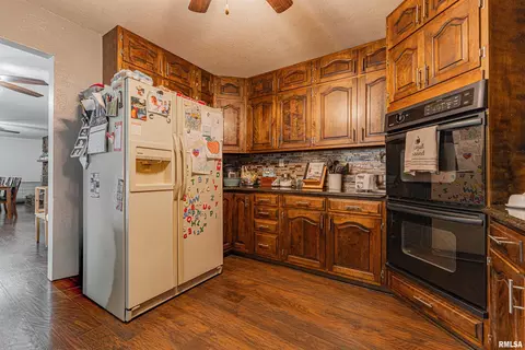 Kitchen - 33 Roley Estates Ests, Sullivan, IL 61951 photo 2 of 3