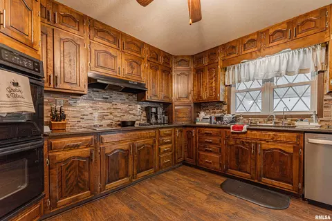 Kitchen - 33 Roley Estates Ests, Sullivan, IL 61951 photo 3 of 3