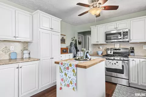 Kitchen - 3223 West St, Springfield, IL 62707 photo 3 of 4